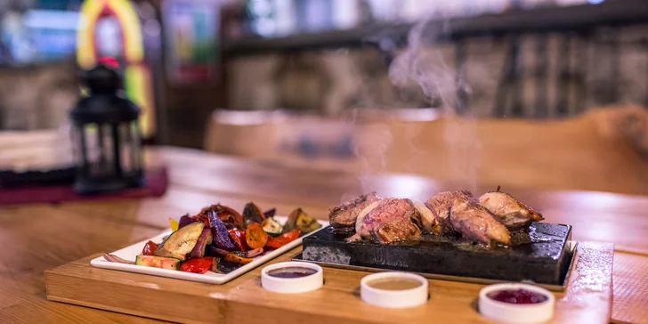 Steak podávaný na horúcom lávovom kameni