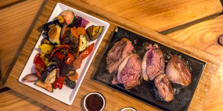 Steak podávaný na horúcom lávovom kameni