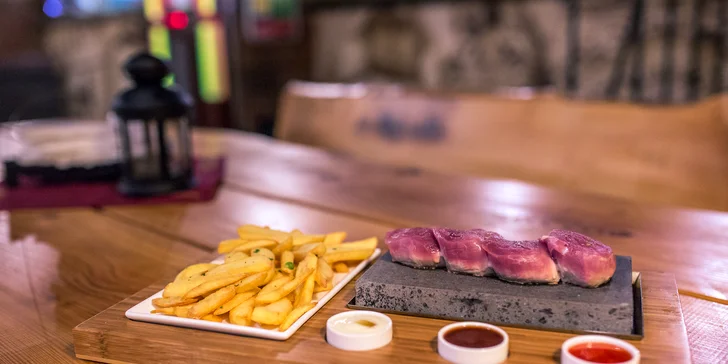 Steak podávaný na horúcom lávovom kameni