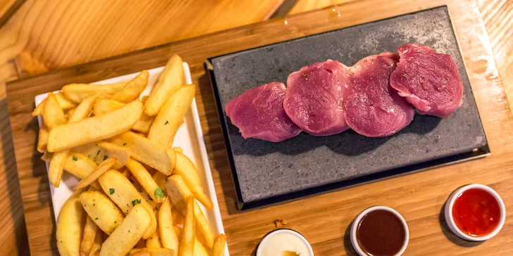Steak podávaný na horúcom lávovom kameni