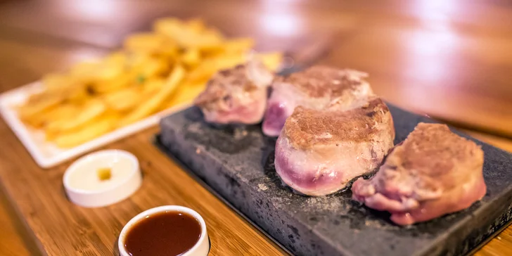 Steak podávaný na horúcom lávovom kameni