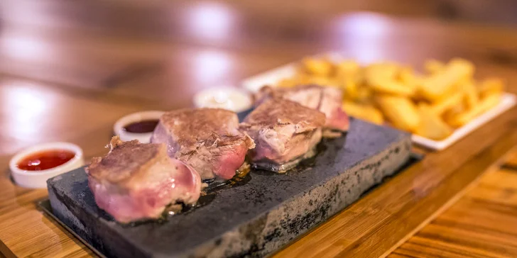 Steak podávaný na horúcom lávovom kameni