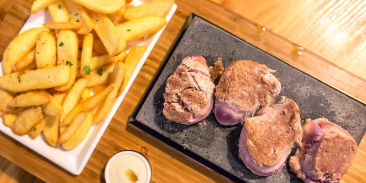 Steak podávaný na horúcom lávovom kameni