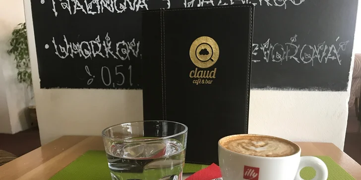 Chutný domáci koláč s kávou