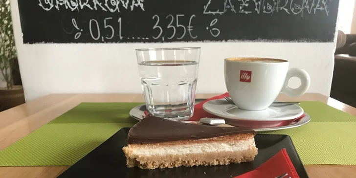 Chutný domáci koláč s kávou