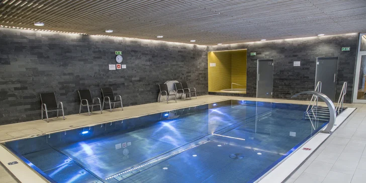 Tri dni pri zjazdovke s bohatou polpenziou, športom, wellness a vínom na izbe