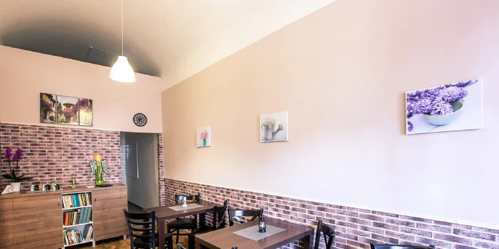 Tvarohový alebo jablkový cheesecake s kávou alebo domácim ľadovým čajom