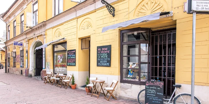 Tvarohový alebo jablkový cheesecake s kávou alebo domácim ľadovým čajom