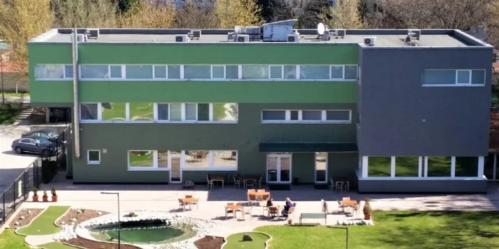 Najväčší outdoorový minigolf pre 2 až 4 osoby s limonádou alebo chutným jedlom
