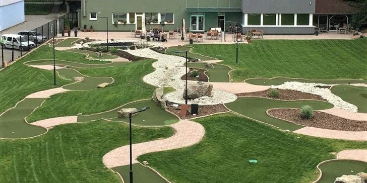 Najväčší outdoorový minigolf pre 2 až 4 osoby s limonádou alebo chutným jedlom
