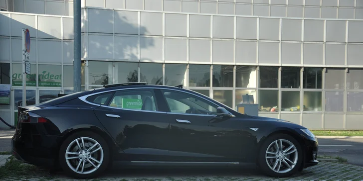 Zážitková jazda športovým automobilom Nissan či Tesla