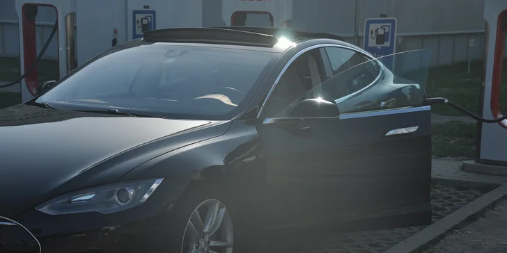 Zážitková jazda športovým automobilom Nissan či Tesla