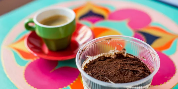 Lahodná bageta alebo káva s tiramisu