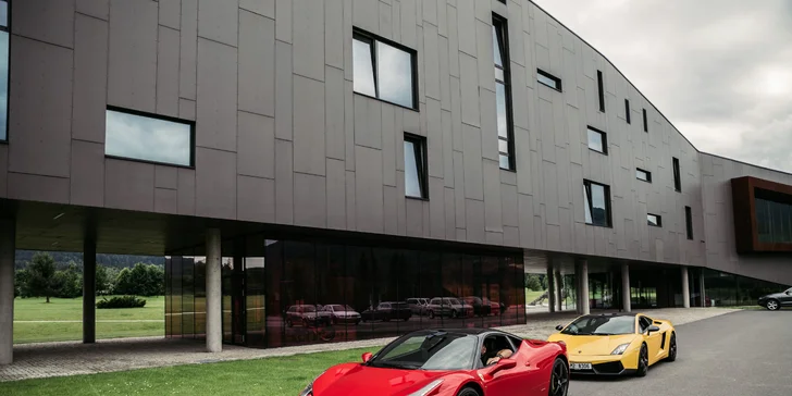 Jazda v novom Ferrari 458 Italia alebo v Lamborghini Gallardo LP560-4 vr. paliva