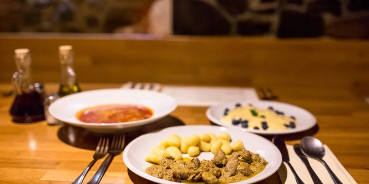 Medailóny z panenky s pestom a sušenými paradajkami a zemiakové gnocchi