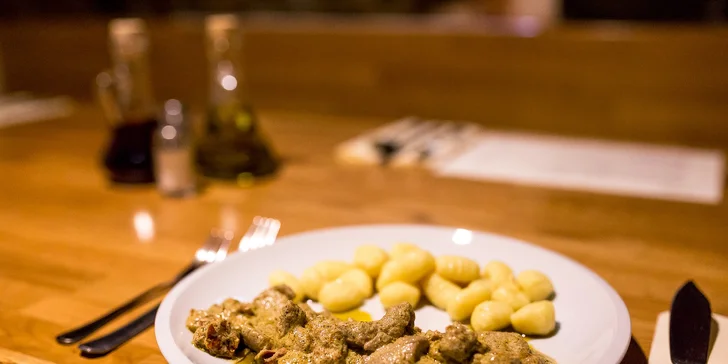 Medailóny z panenky s pestom a sušenými paradajkami a zemiakové gnocchi