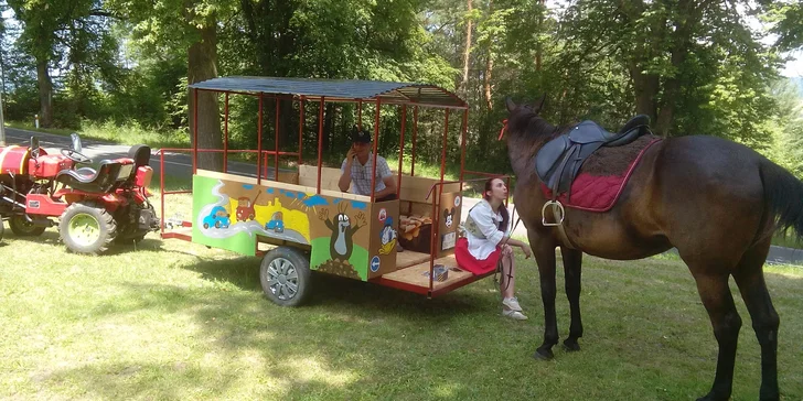 Lekcie jazdenia na koni alebo jazda na vlečke ťahanej traktoríkom