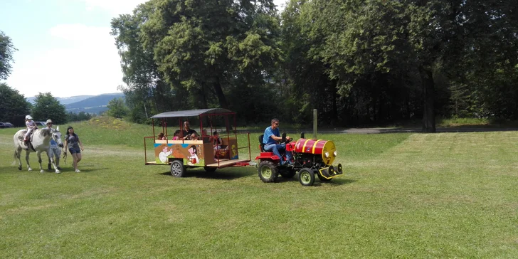 Lekcie jazdenia na koni alebo jazda na vlečke ťahanej traktoríkom