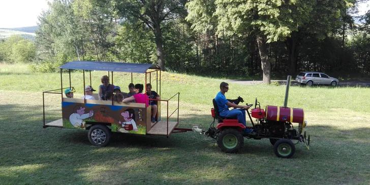 Lekcie jazdenia na koni alebo jazda na vlečke ťahanej traktoríkom