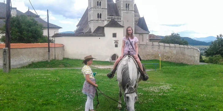 Lekcie jazdenia na koni alebo jazda na vlečke ťahanej traktoríkom