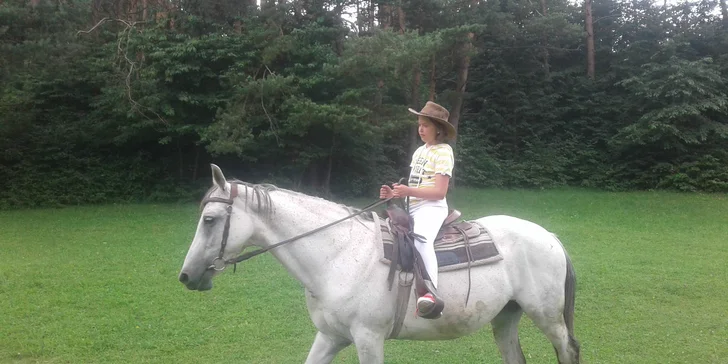 Lekcie jazdenia na koni alebo jazda na vlečke ťahanej traktoríkom