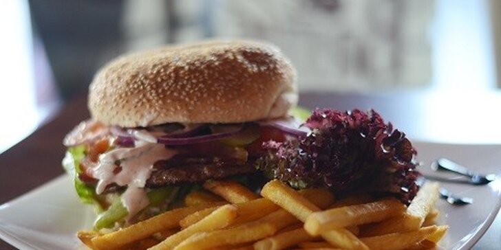 4 druhy polkilových burgerov s hranolkami