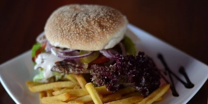 4 druhy polkilových burgerov s hranolkami