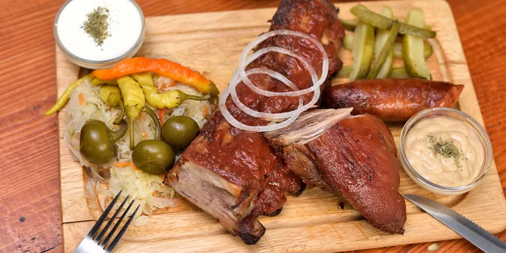 Grilované pochúťky s kyslou oblohou na drievku v Amici restaurant