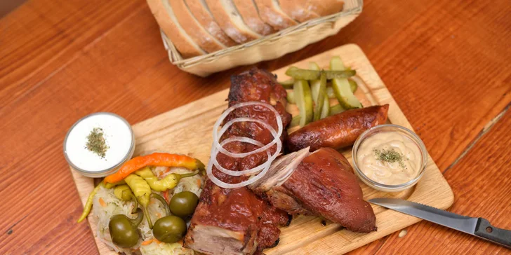 Grilované pochúťky s kyslou oblohou na drievku v Amici restaurant
