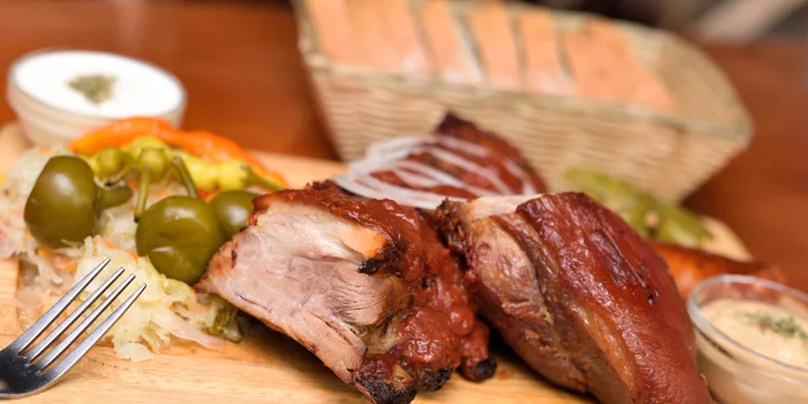 Grilované pochúťky s kyslou oblohou na drievku v Amici restaurant