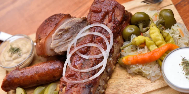 Grilované pochúťky s kyslou oblohou na drievku v Amici restaurant