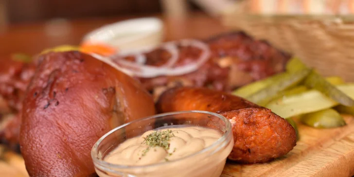 Grilované pochúťky s kyslou oblohou na drievku v Amici restaurant