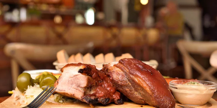 Grilované pochúťky s kyslou oblohou na drievku v Amici restaurant