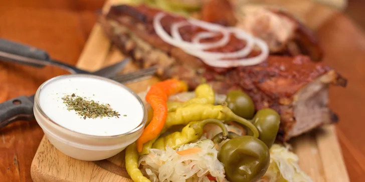 Grilované pochúťky s kyslou oblohou na drievku v Amici restaurant