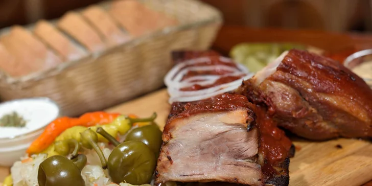 Grilované pochúťky s kyslou oblohou na drievku v Amici restaurant