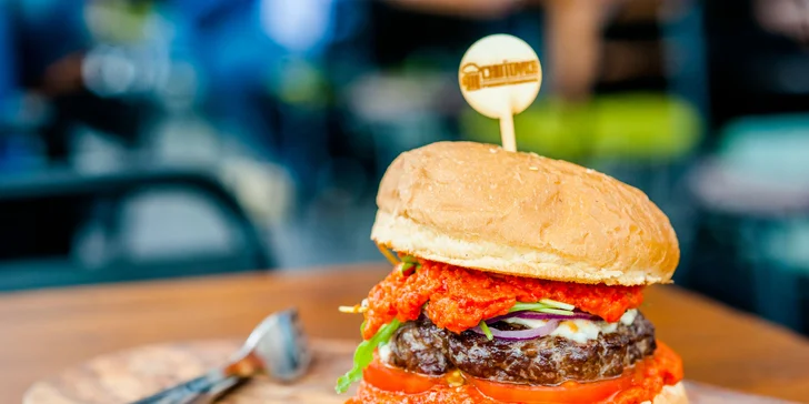 Pálivý mexický burger alebo burger zo 100 % steakového hovädzieho mäsa