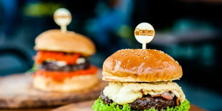Pálivý mexický burger alebo burger zo 100 % steakového hovädzieho mäsa