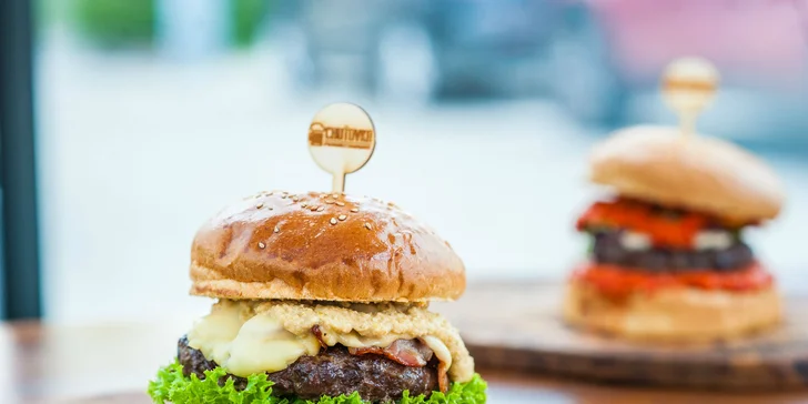 Pálivý mexický burger alebo burger zo 100 % steakového hovädzieho mäsa