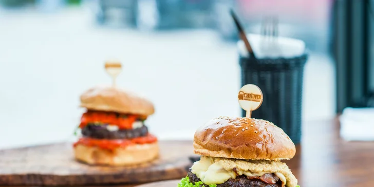Pálivý mexický burger alebo burger zo 100 % steakového hovädzieho mäsa