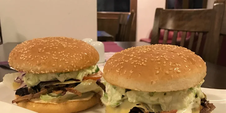 Pečené bravčové rebrá, grilované kuracie stehienka či burger
