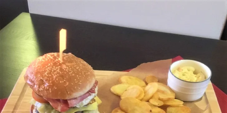 Pečené bravčové rebrá, grilované kuracie stehienka či burger