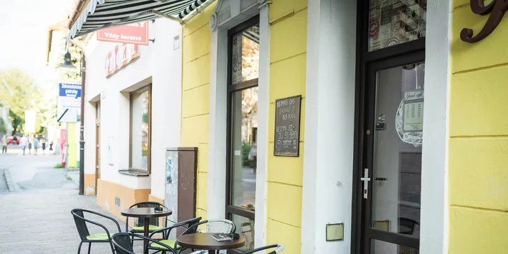 Čerstvé panini, lahodná káva so zákuskom a iné dobroty