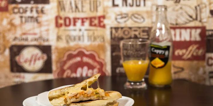 Čerstvé panini, lahodná káva so zákuskom a iné dobroty