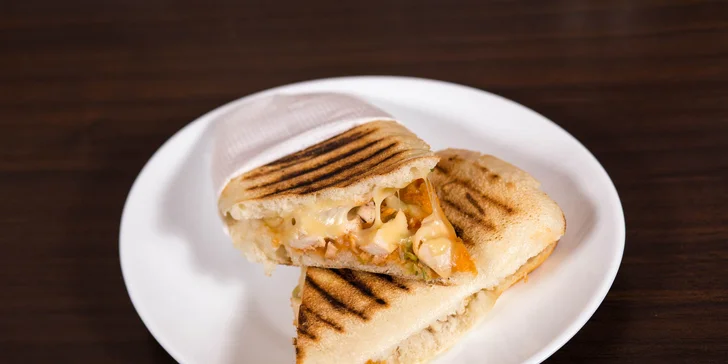 Čerstvé panini, lahodná káva so zákuskom a iné dobroty