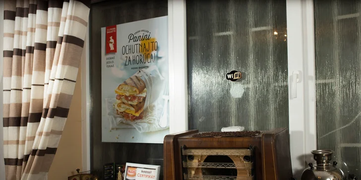 Čerstvé panini, lahodná káva so zákuskom a iné dobroty
