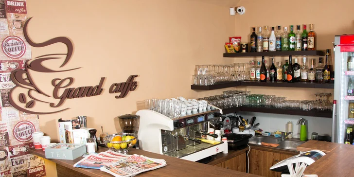 Čerstvé panini, lahodná káva so zákuskom a iné dobroty