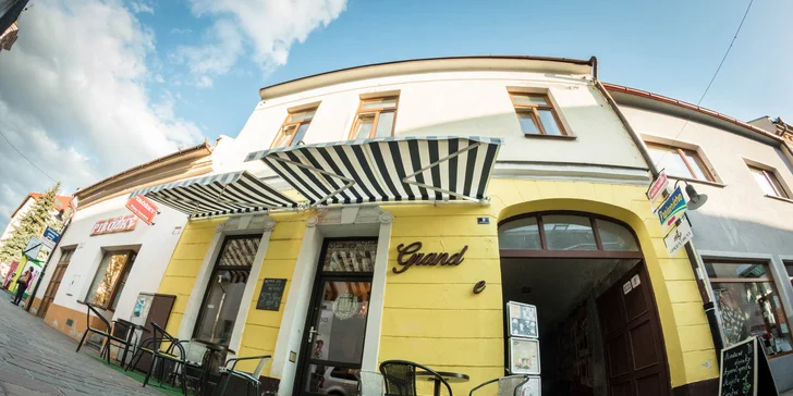 Čerstvé panini, lahodná káva so zákuskom a iné dobroty