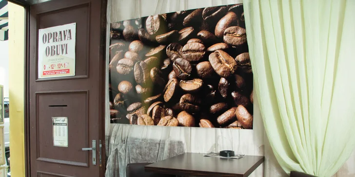 Čerstvé panini, lahodná káva so zákuskom a iné dobroty