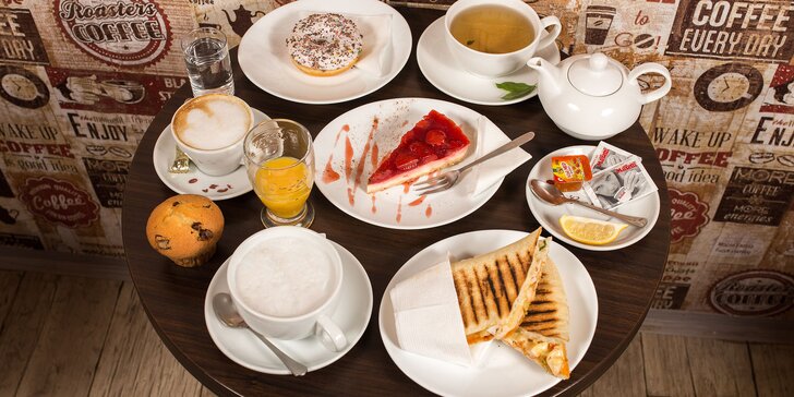 Čerstvé panini, lahodná káva so zákuskom a iné dobroty
