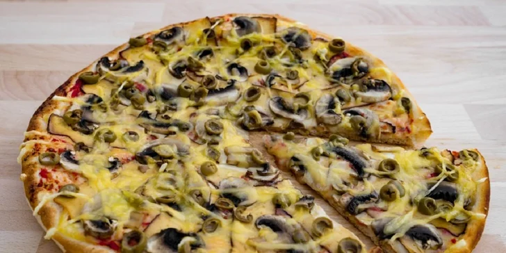 Zdravý obed alebo pizza s dovozom